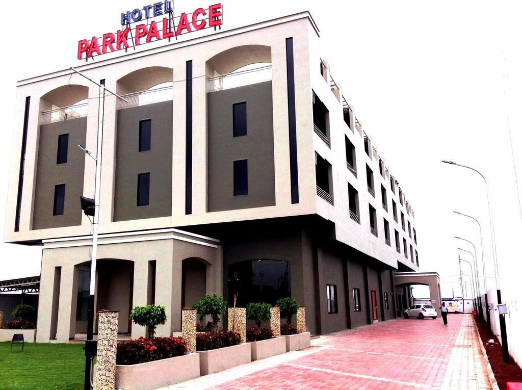 Capital O 19528 Hotel Park Palace Ujjain Exterior photo