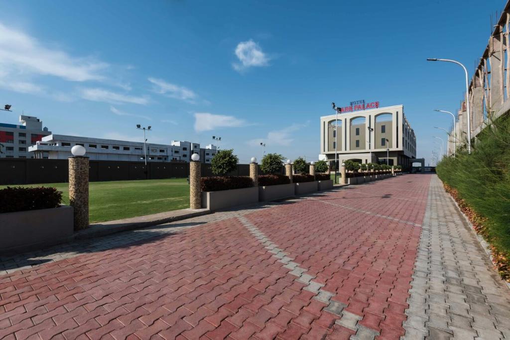 Capital O 19528 Hotel Park Palace Ujjain Exterior photo